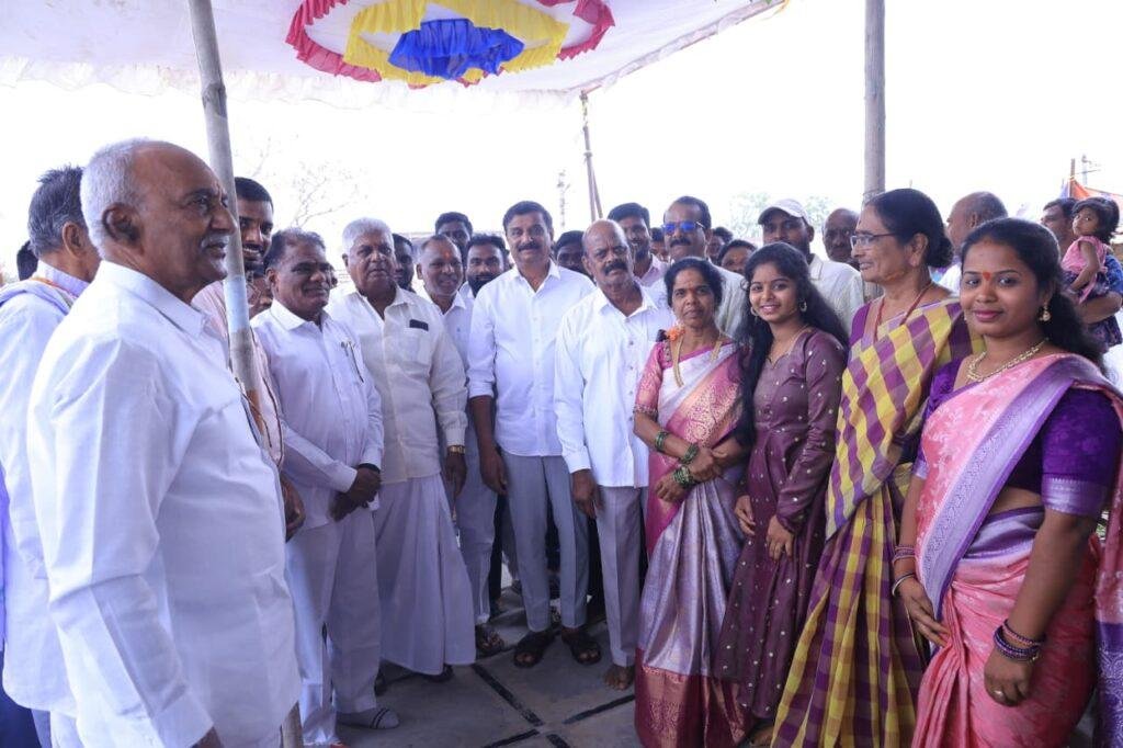 అందె గ్రామంలో ఇందిరమ్మ ఇళ్ల గృహ ప్రవేశ కార్యక్రమంలో పాల్గొన్న ఎమ్మెల్యే కొత్త ప్రభాకర్ రెడ్డి