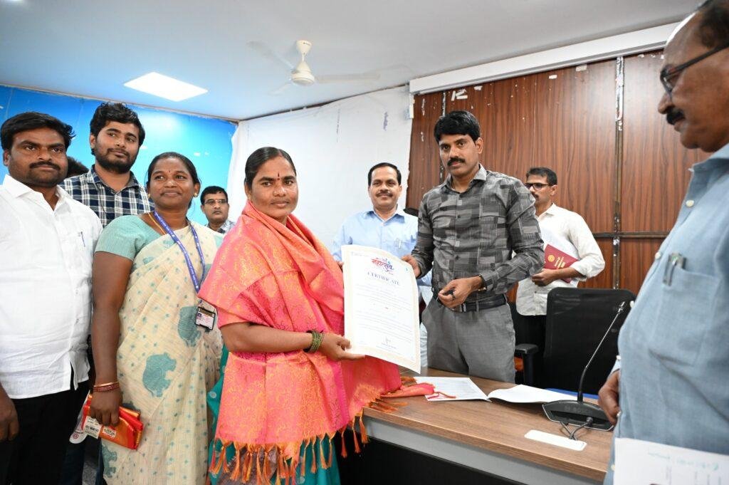 ‘జల వనిత’ ఆనందకు కలెక్టర్ సన్మానం