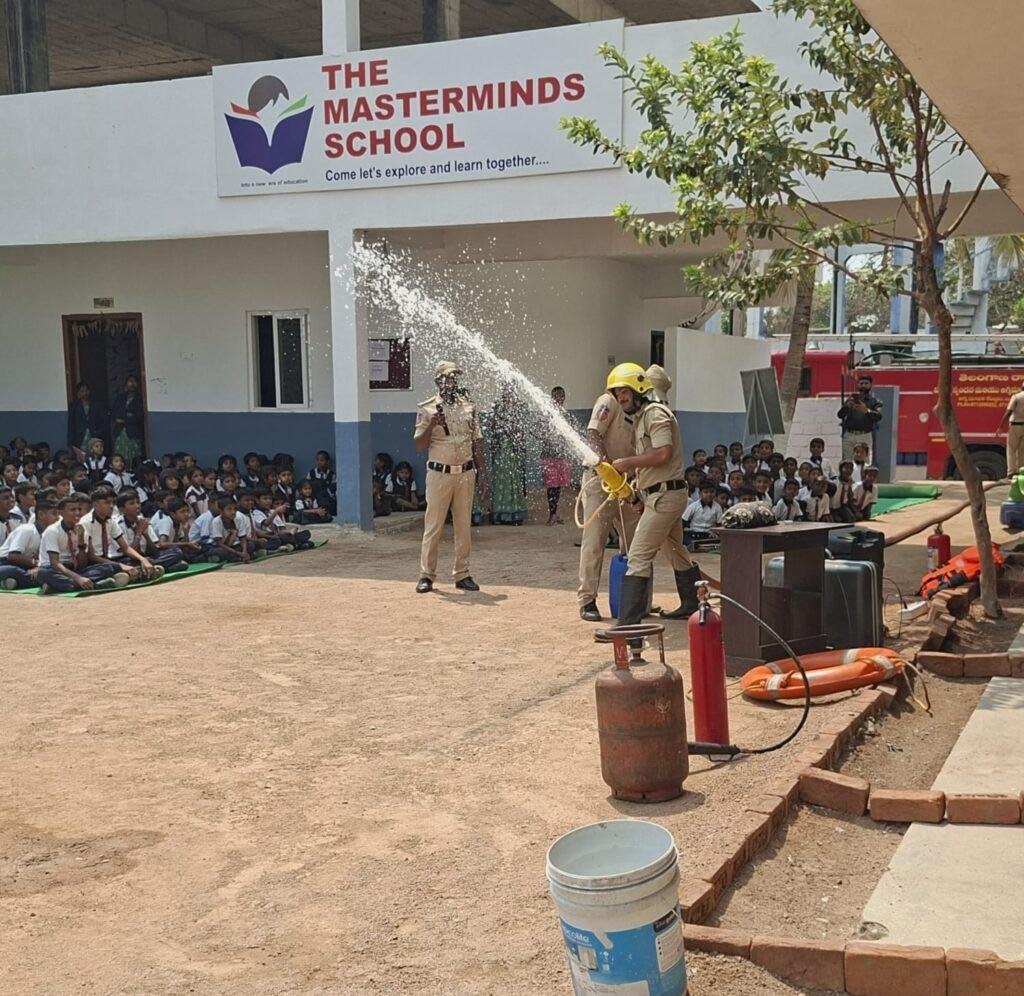 దుబ్బాకలో విద్యార్థులకు అగ్నిప్రమాదాలు, ప్రకృతి విపత్తులపై అవగాహన