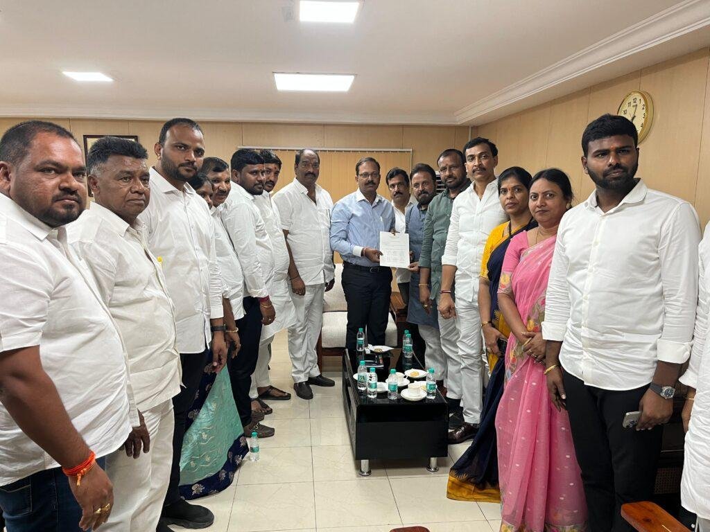 కార్పొరేషన్ కమిషనర్‌ను కలిసిన మధుయాష్కి గౌడ్