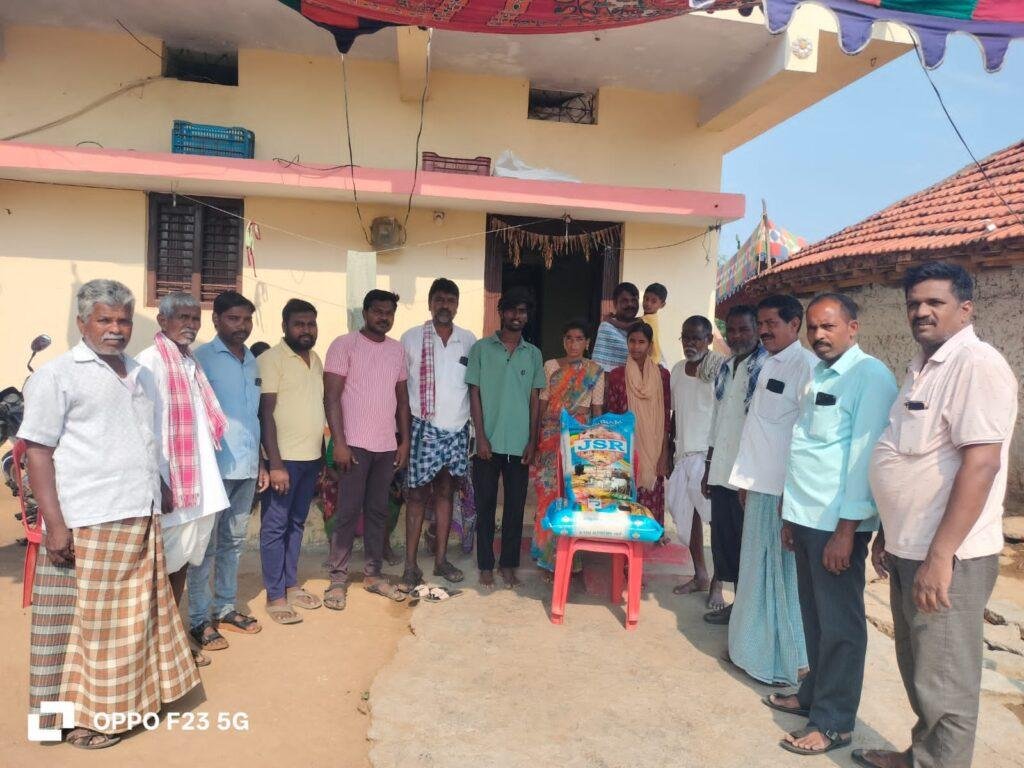బాధిత కుటుంబానికి అండగా మాజీ సర్పంచ్ – 50 కిలోల బియ్యం అందజేత