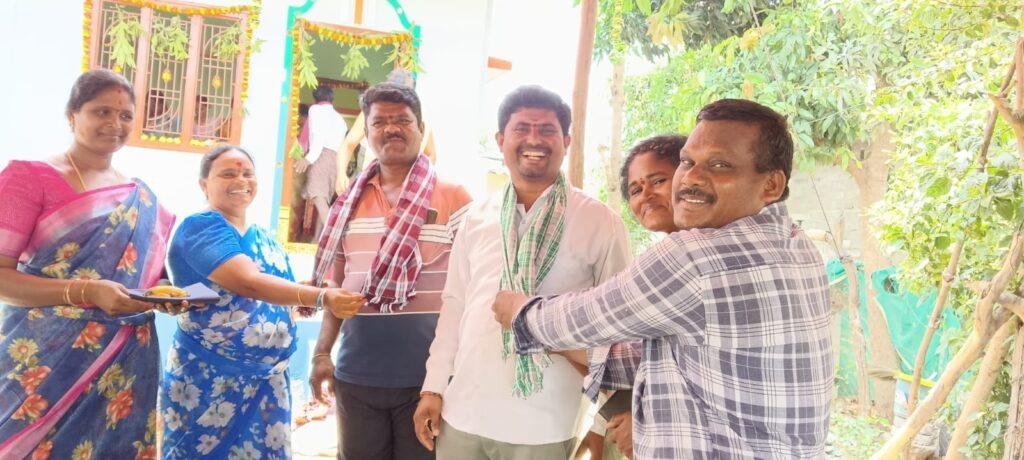 నూతన గృహ ప్రవేశానికి ముఖ్య అతిథులుగా సర్పంచ్, ఉప సర్పంచ్