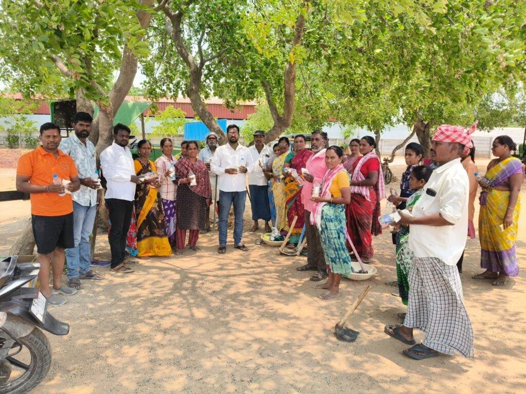 ఉపాధి హామీ కూలీలకు మజ్జిగ, మంచినీటి పంపిణీ