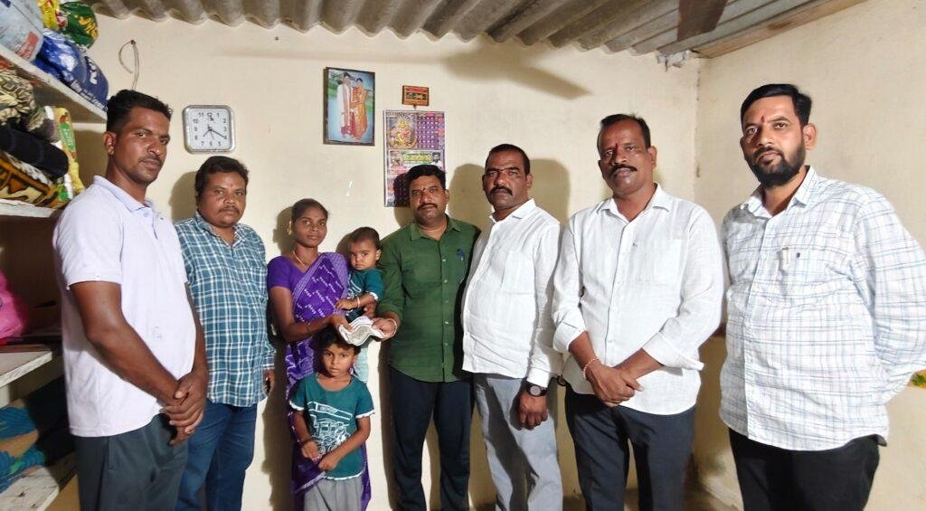 నిరుపేద కుటుంబానికి శ్రీమాతా సేవ చారిటబుల్ ట్రస్ట్ ఆర్థిక సహాయం