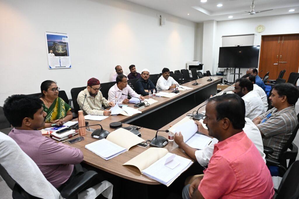 మీడియా అక్రిడిటేషన్ కమిటీ సభ్యులతో కలెక్టర్ సమావేశం