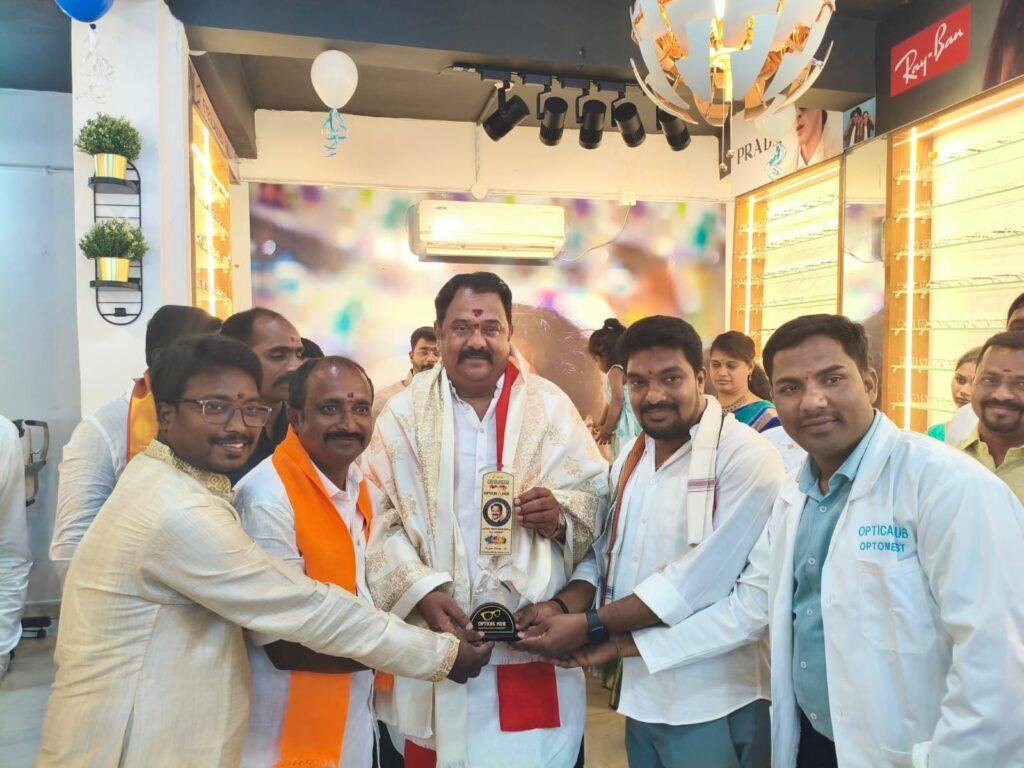 రూపాయికి కంటి పరీక్షలు… ఒక్క రూపాయికి సేవలు
