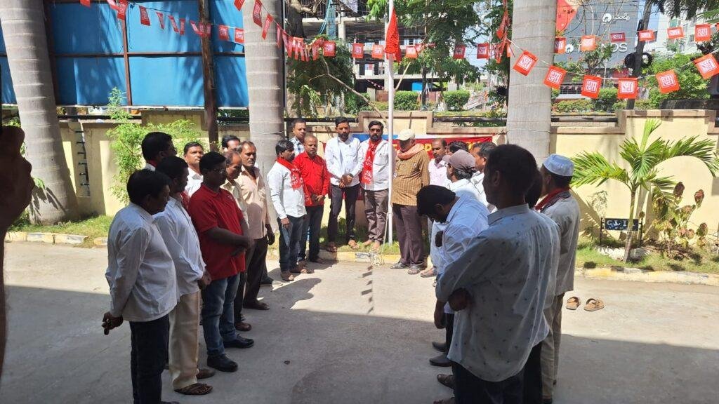 ఎల్‌ఐసీ కార్యాలయంలో ఘనంగా మే డే వేడుకలు