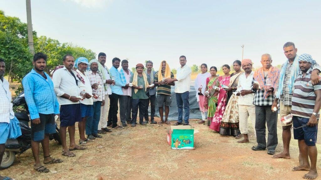 చీకోడు ఐకేపీ కేంద్రంలో హమాలీలకు మజ్జిగ, మంచినీటి బాటిళ్ల పంపిణీ