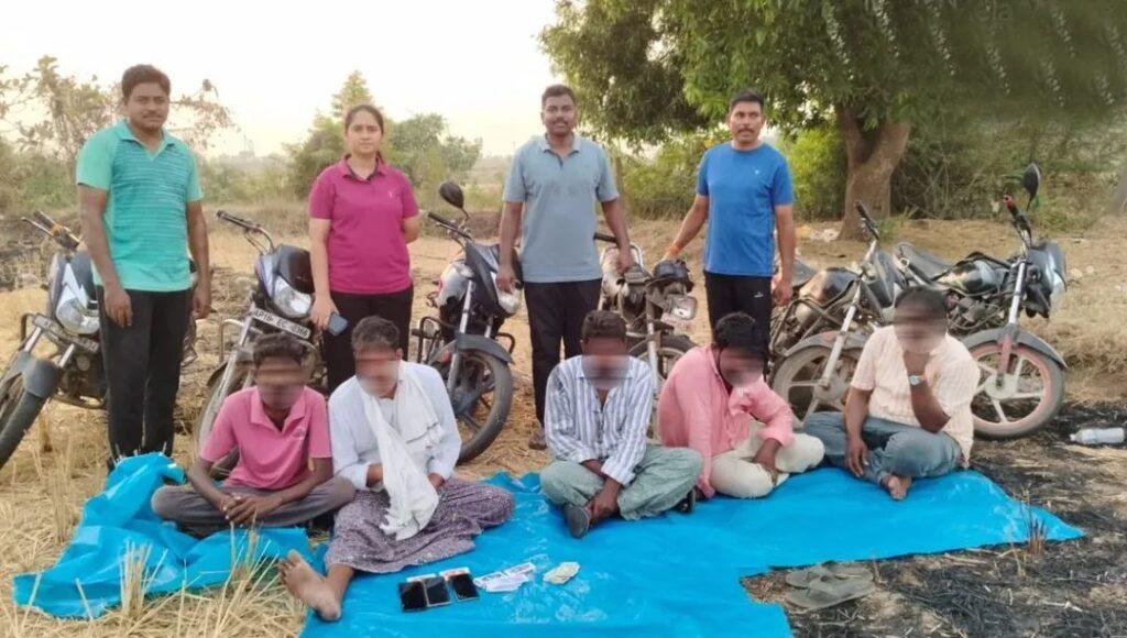 పేకాట స్థావరం పై పోలీసుల మెరుపుదాడి