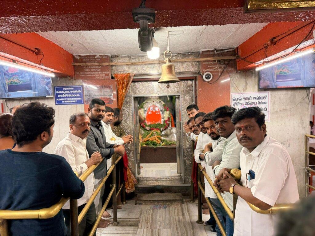 సుచి గౌడ్ త్వరగా కోలుకోవాలని ధ్యానాంజనేయ ఆలయంలో ప్రత్యేక పూజలు