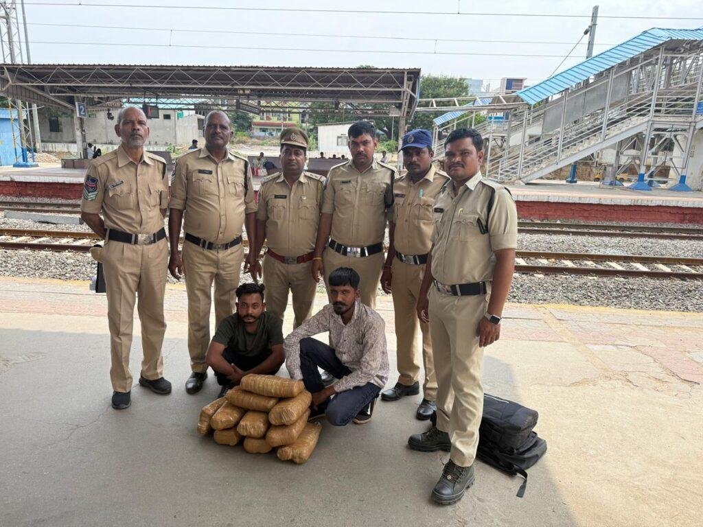 కామారెడ్డి రైల్వే స్టేషన్‌లో భారీగా గంజాయి పట్టివేత ఇద్దరు నిందితులు అరెస్టు