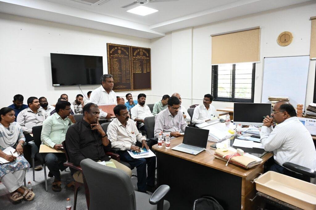 ఎఫ్-లైన్ పెండింగ్ దరఖాస్తుల పరిష్కారంపై ప్రత్యేక దృష్టి సారించాలి: అదనపు కలెక్టర్ చంద్రా రెడ్డి