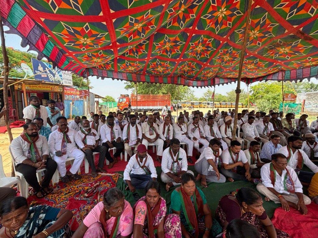 ఆలయ పూజారుల హక్కుల కోసం కుమ్మర్ల ఆందోళన