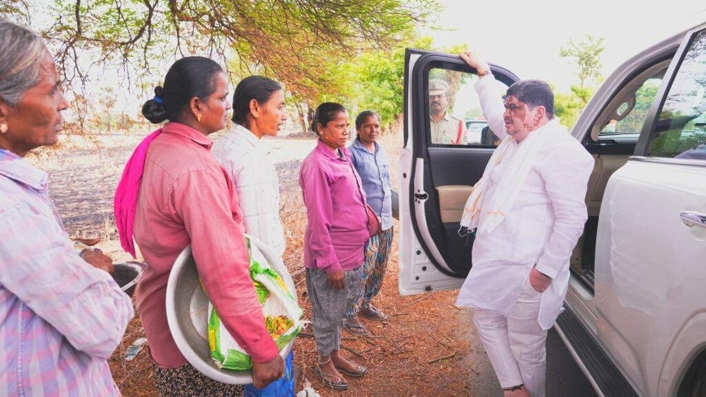ఉపాధి హామీ కూలీలతో మమేకమైన మంత్రి పొన్నం ప్రభాకర్