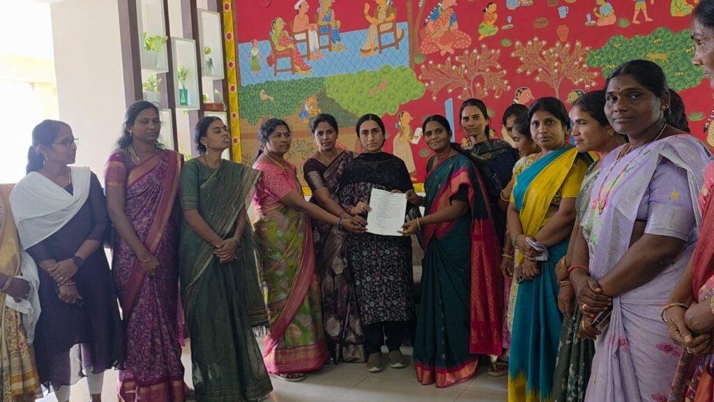 అంగన్వాడీల సమస్యలపై డైరెక్టర్‌శృతి హోజా ను కలిసిన ఆడెపు వరలక్ష్మి