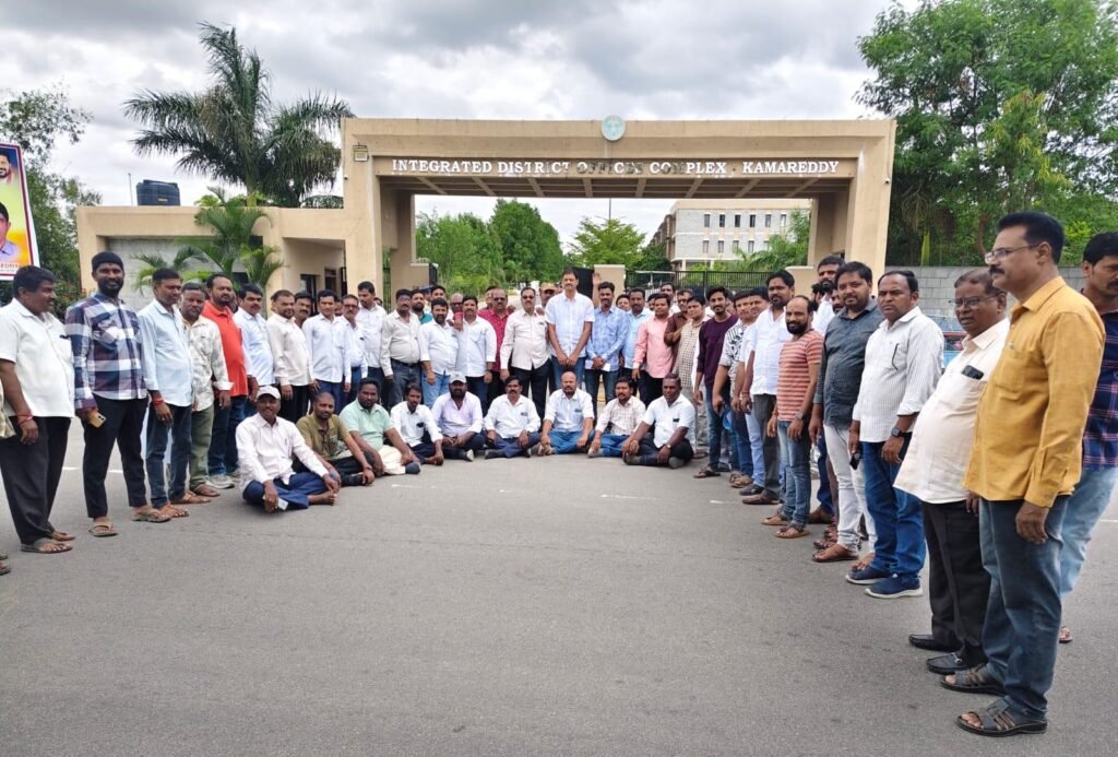 అర్హులైన జర్నలిస్టులు అందరికీ అక్రిడిటేషన్ కార్డులు జిల్లా కలెక్టర్ ఆశిష్ సంగ్వాన్ హామీ