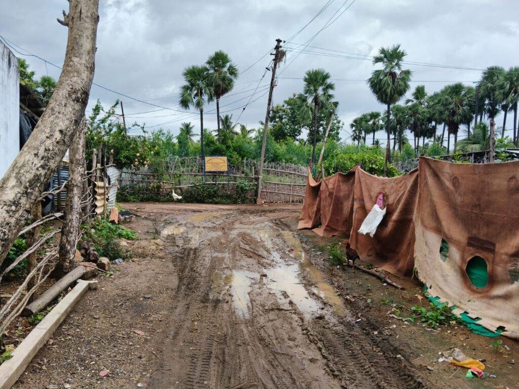 చిన్నపాటి వర్షానికే రోడ్డు అస్తవ్యస్తం… జారిపడ్డ చిన్నారులు
