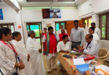 రక్తదాన శిబిరంలో పాల్గొన్న బీజేపీ నేత వడ్డేపల్లి రాజేశ్వరరావు