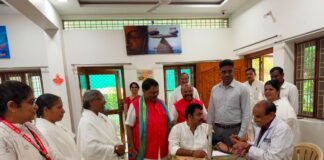 రక్తదాన శిబిరంలో పాల్గొన్న బీజేపీ నేత వడ్డేపల్లి రాజేశ్వరరావు